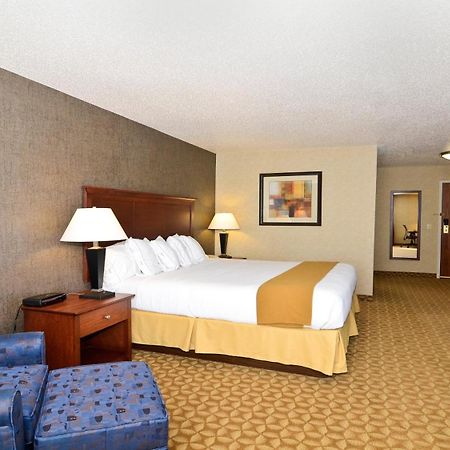 Holiday Inn Express Hotel & Suites Fort Atkinson By Ihg Екстериор снимка