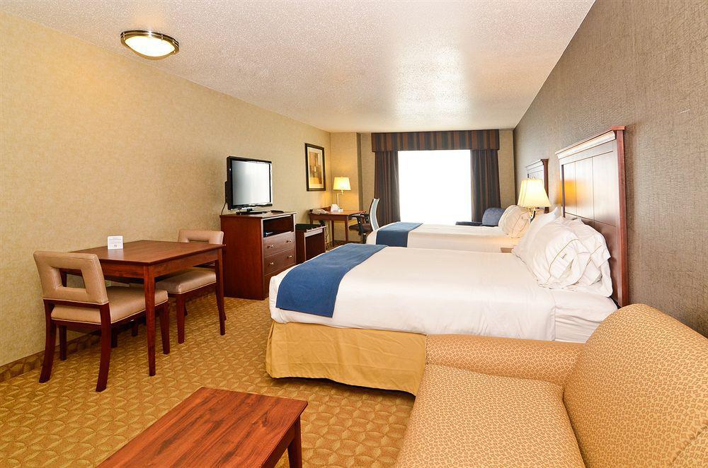 Holiday Inn Express Hotel & Suites Fort Atkinson By Ihg Екстериор снимка
