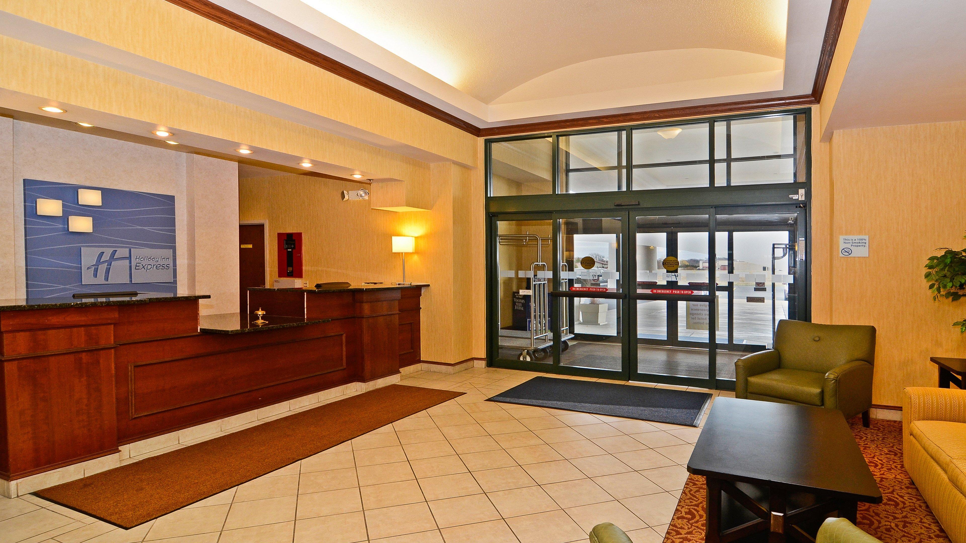 Holiday Inn Express Hotel & Suites Fort Atkinson By Ihg Екстериор снимка