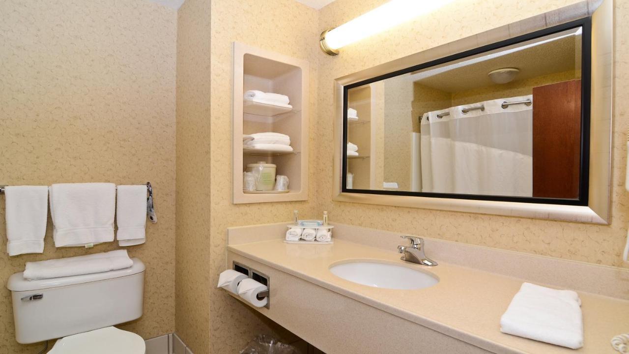 Holiday Inn Express Hotel & Suites Fort Atkinson By Ihg Екстериор снимка